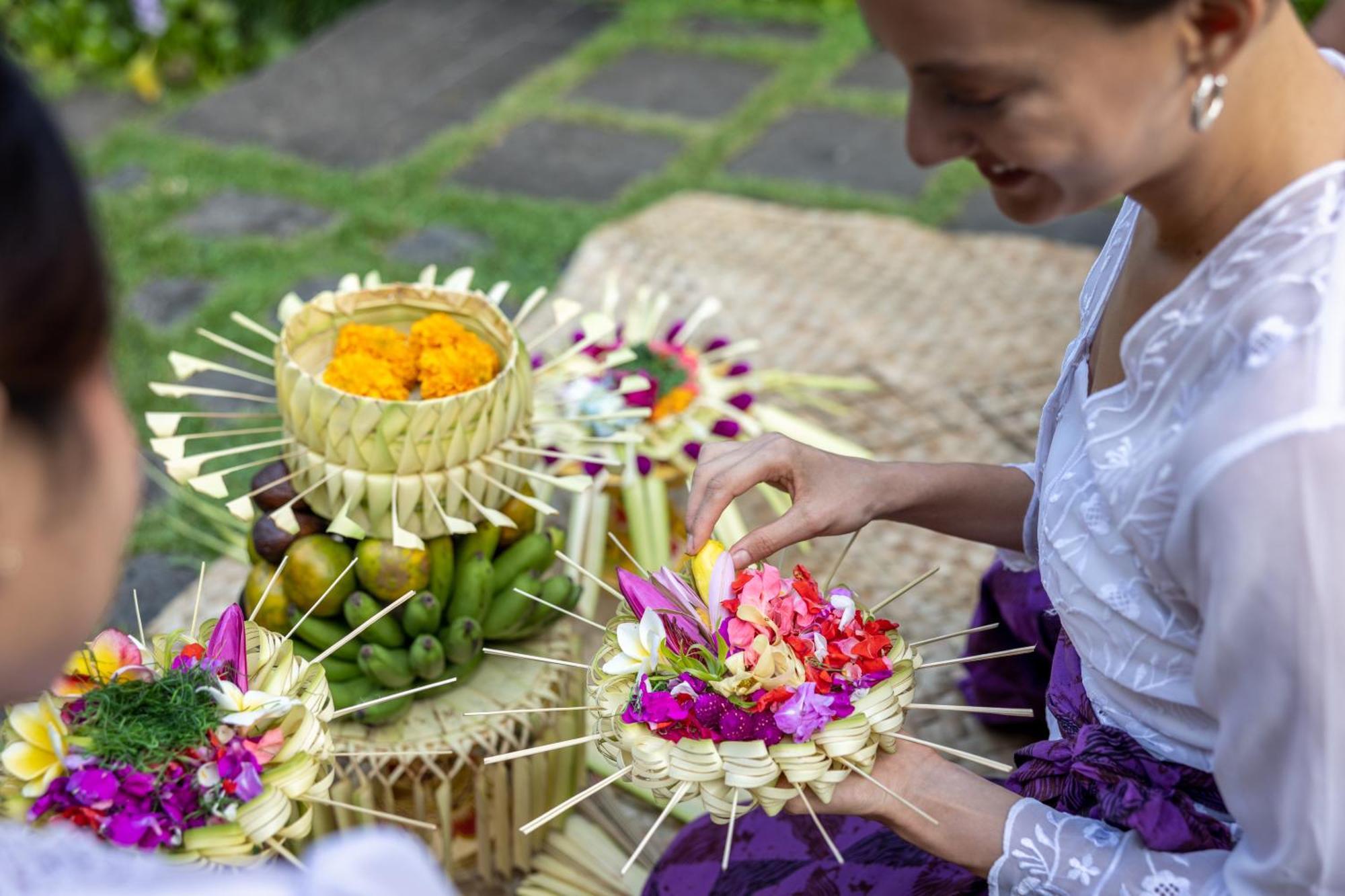 Hotel Pramana Watu Kurung Ubud Esterno foto Flower offerings